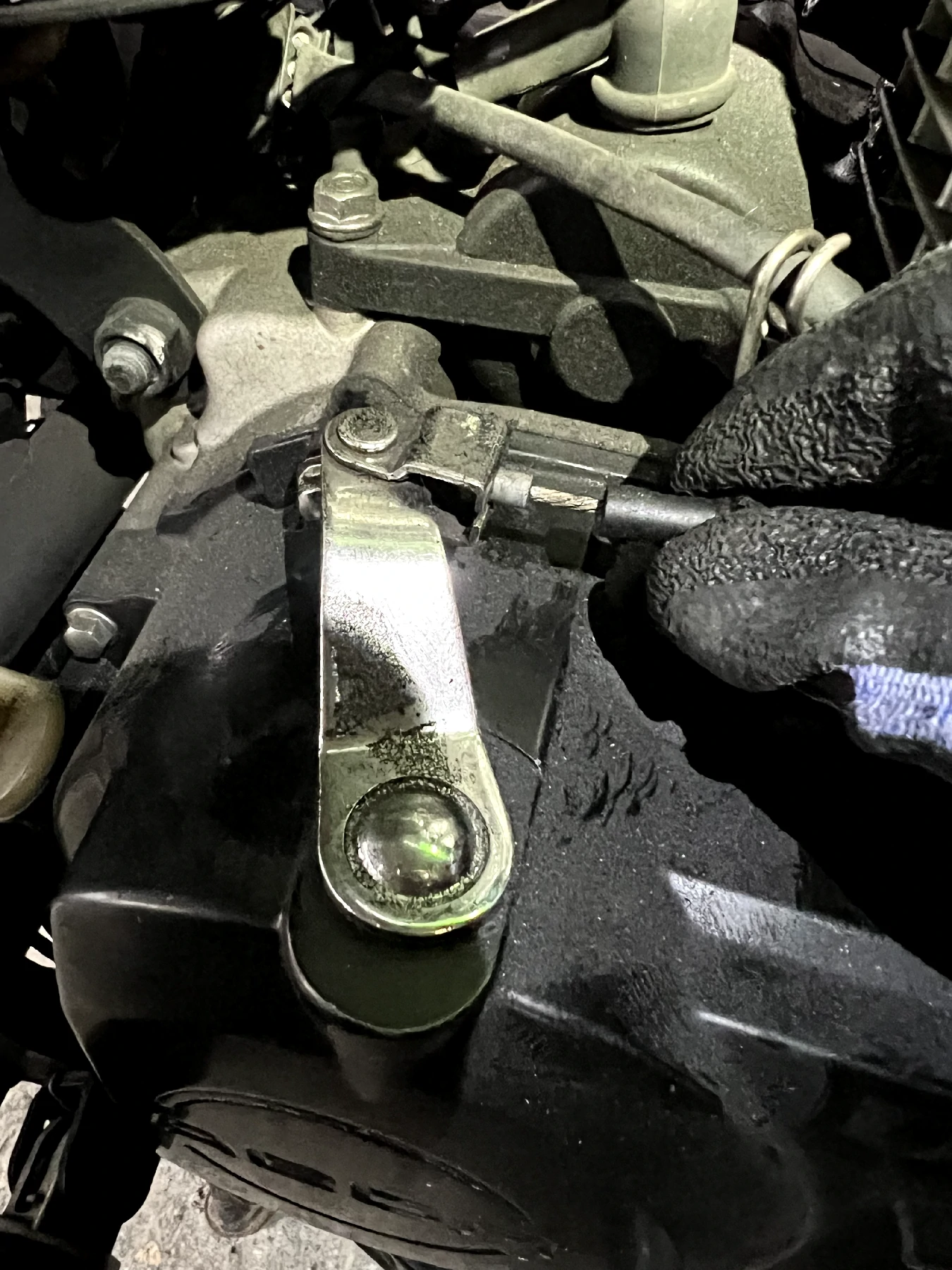 可使用尖嘴鉗輔助