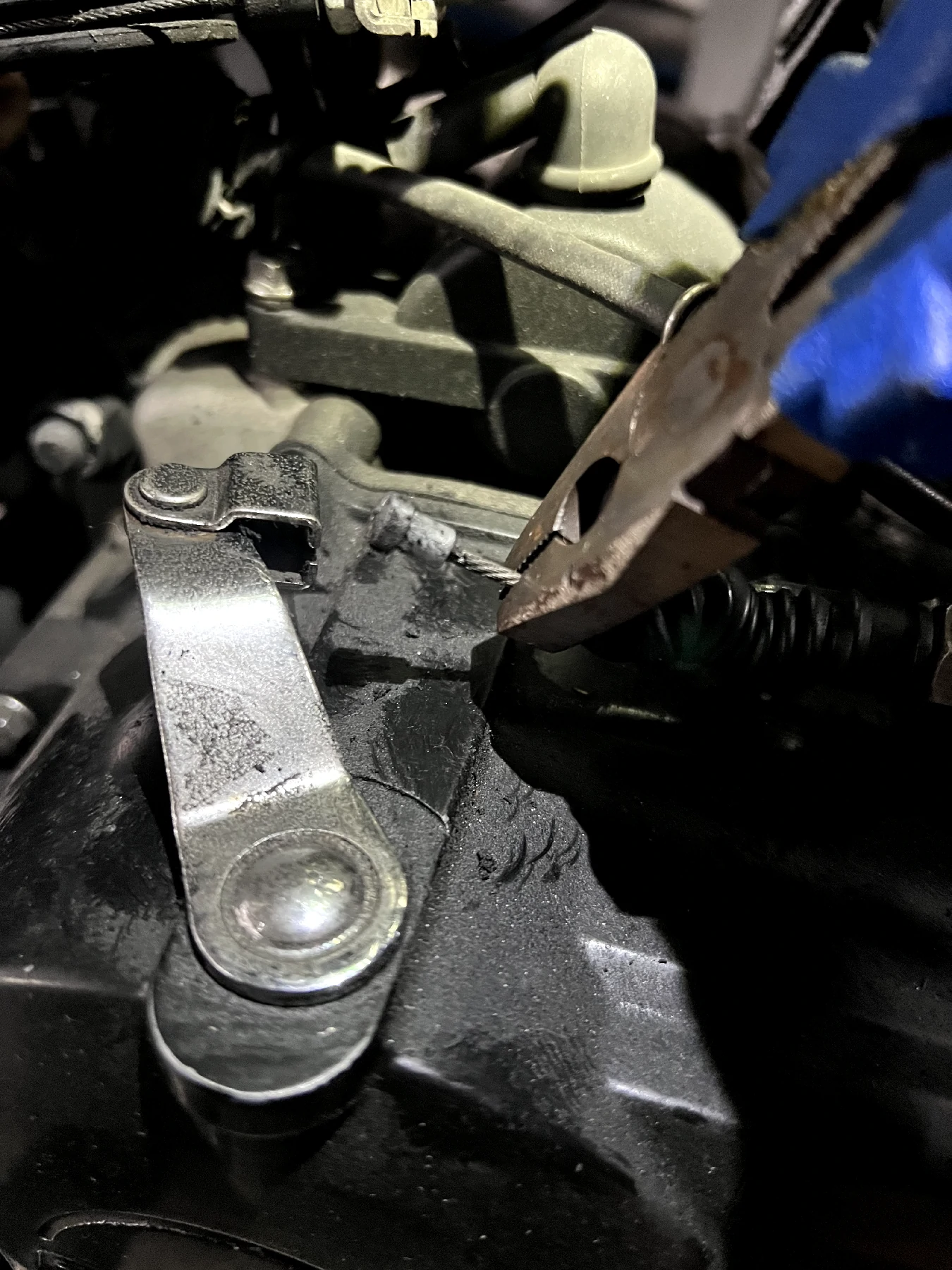 可使用尖嘴鉗輔助