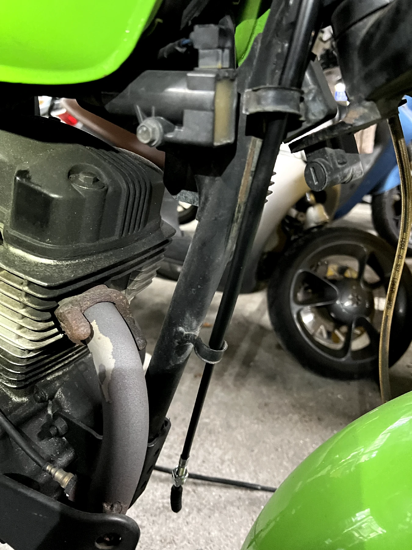 扳開車架固定扣