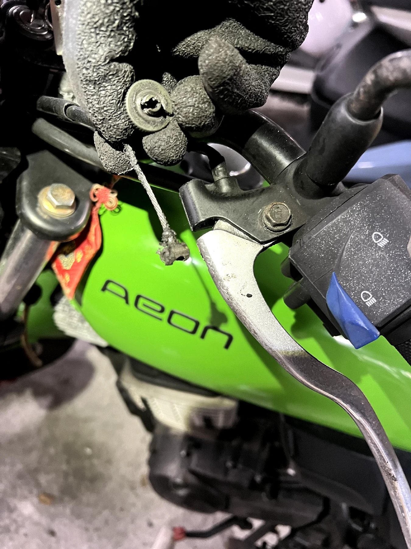 把手端離合器線拆下