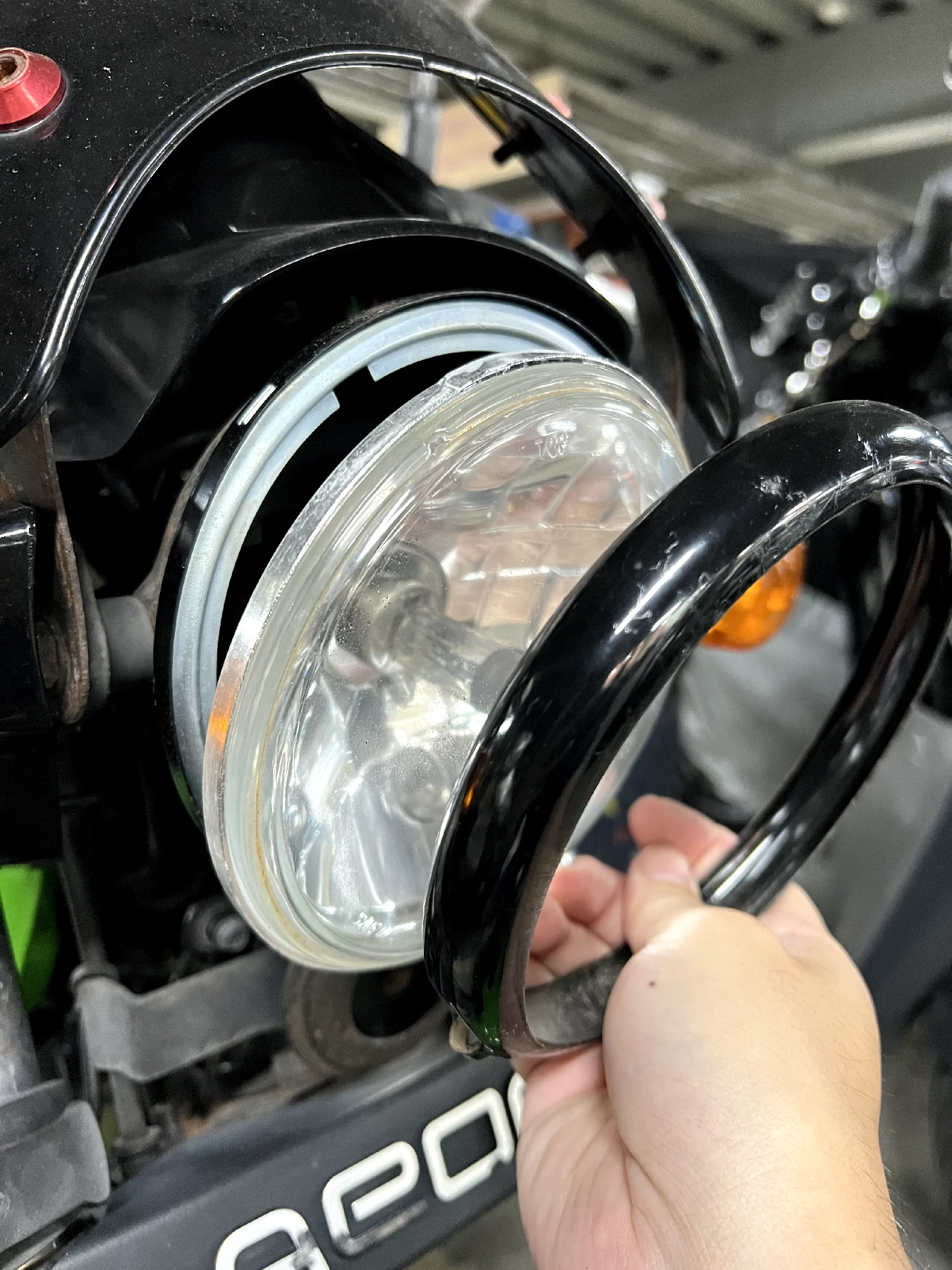 大燈圓形燈殼拆卸 大燈圓形燈殼拆卸