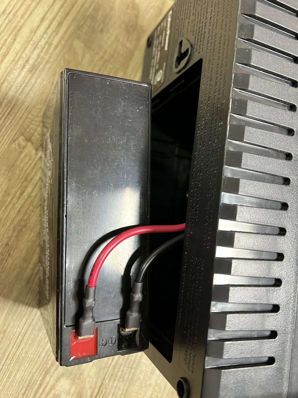 CP650HGa 電池正負極接線 CP650HGa 電池的紅色正極與黑色負極接線