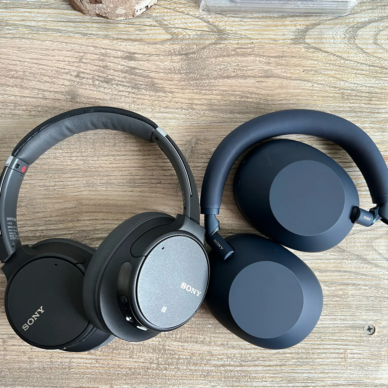 SONY WH-1000XM6 午夜藍與 WH-CH700N 外觀比較 SONY WH-1000XM6 午夜藍與 WH-CH700N 外觀比較