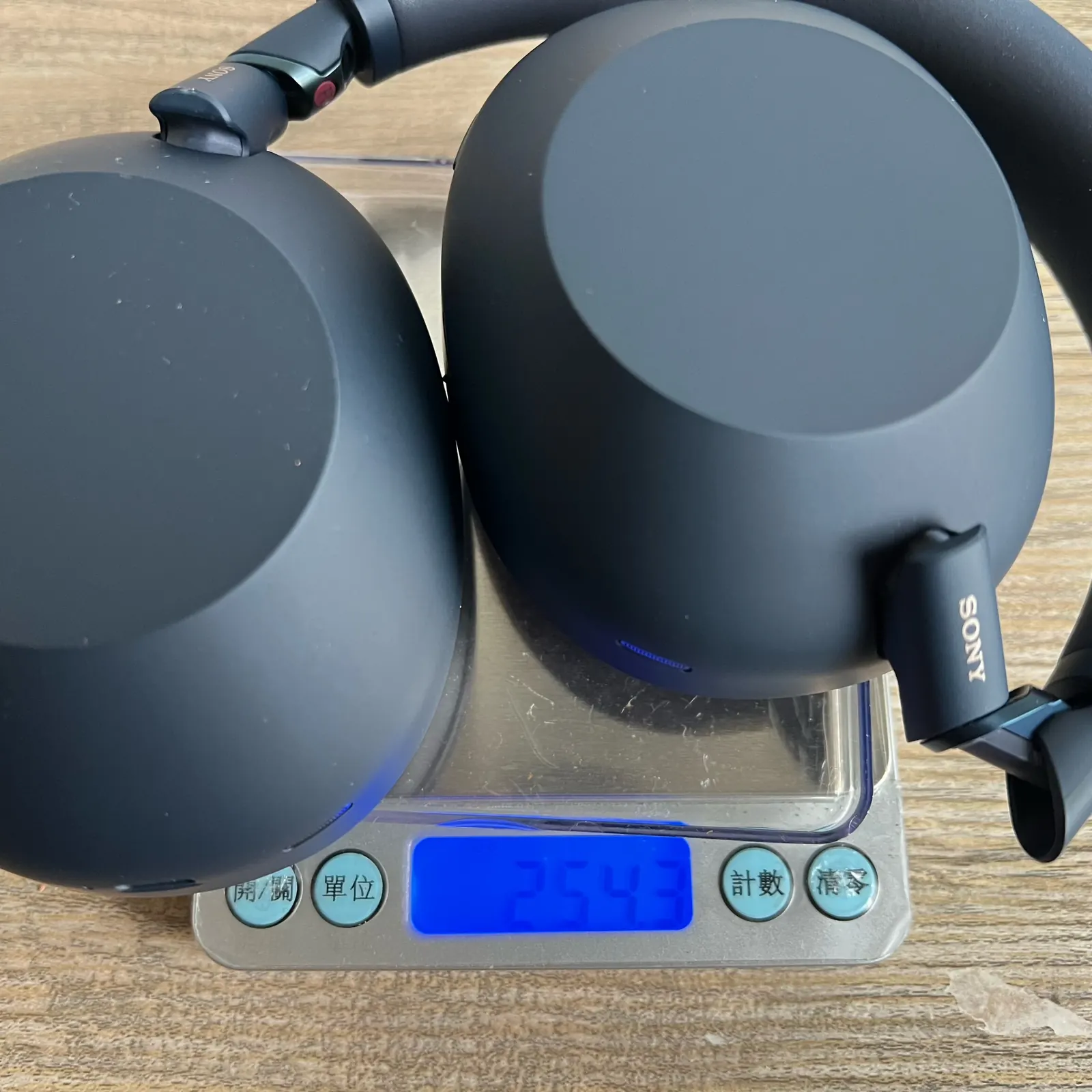SONY WH-1000XM6 電子秤實測重量 SONY WH-1000XM6 電子秤實測約 254.3 公克