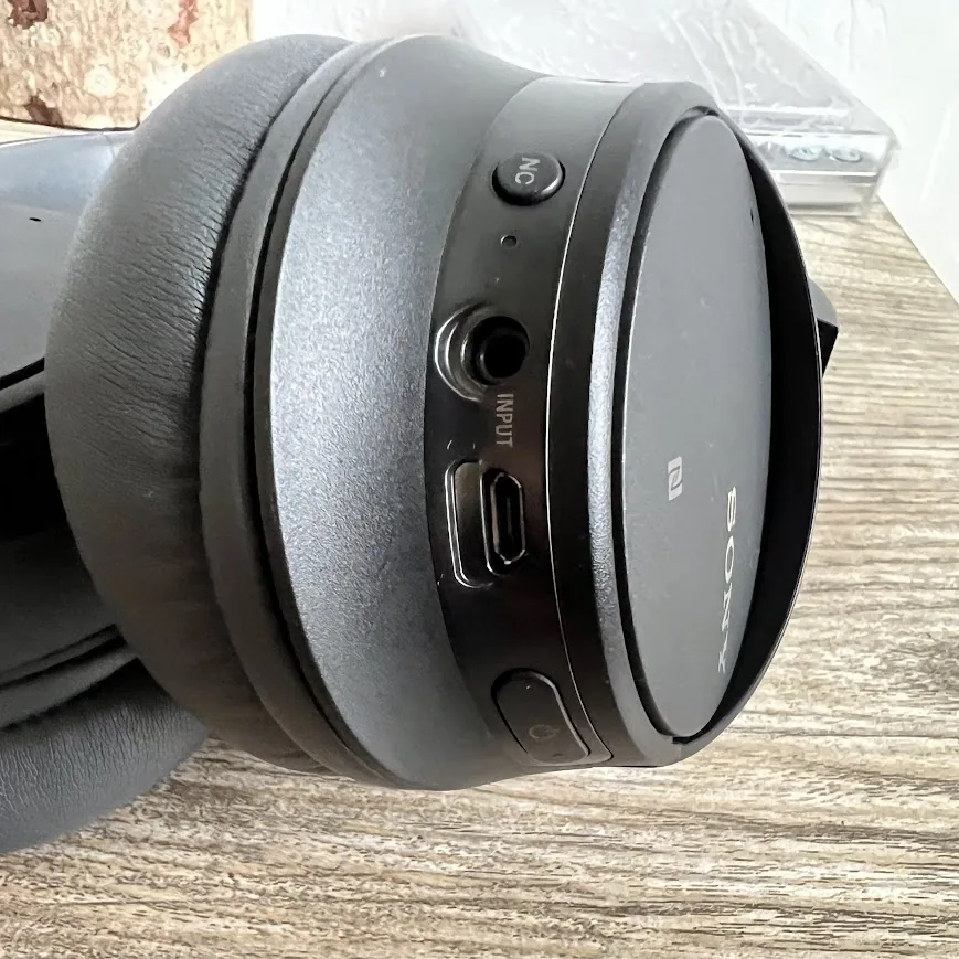 SONY WH-CH700N Micro-USB 充電接孔 SONY WH-CH700N Micro-USB 充電接孔與 3.5 mm 輸入孔