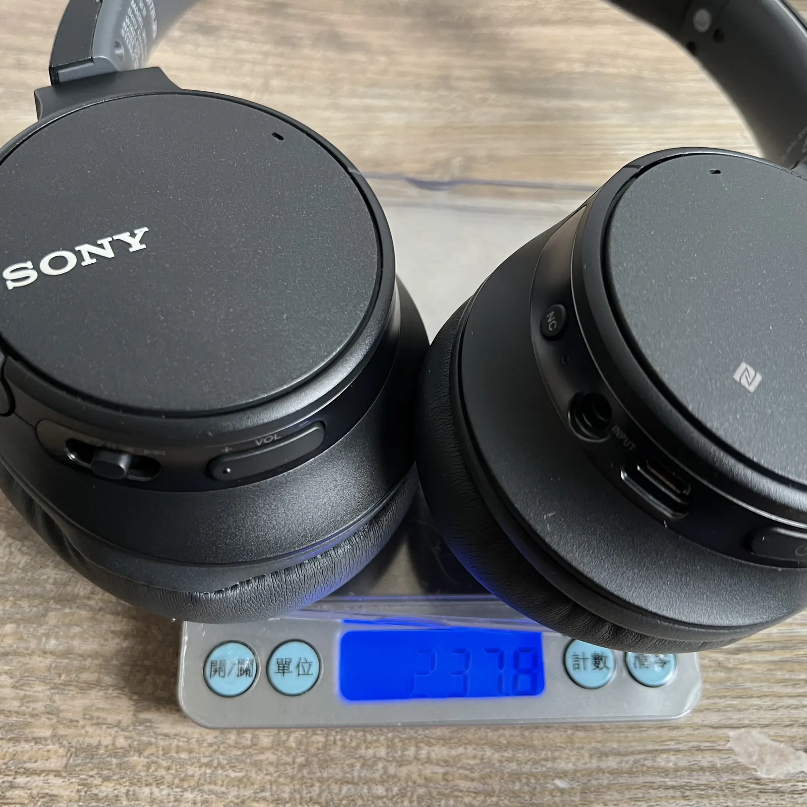 SONY WH-CH700N 電子秤實測重量 SONY WH-CH700N 電子秤實測約 237.8 公克